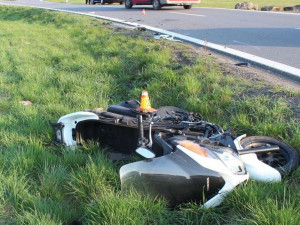 Zraněním motorkáře skončila nehoda, ke které došlo kvůli předjíždění