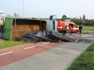 Na křižovatce havaroval náklaďák vezoucí železný šrot. Ten se vysypal na cyklostezku a chodník