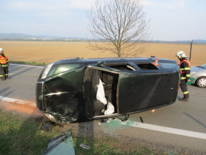 Senior přejel do protisměru a havaroval. Kvůli zranění byl převezen do nemocnice