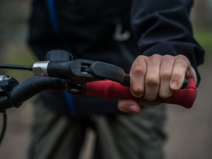 Opilý cyklista se chtěl vyhnout bruslařům, přepadl přes řídítka a zůstal ležet v bezvědomí