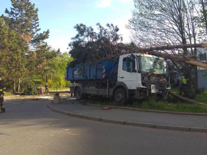 FOTO: Náklaďák v Brněnské ulici prorazil zábradlí, projel přes koleje a skončil na vedlejší ulici ve stromě