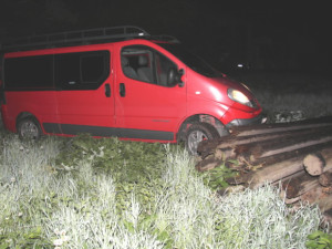 Zloděj ukradl dodávku. Když ji policisté vypátrali, byla nabouraná