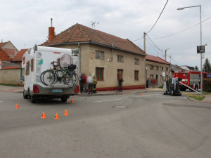 Řidič obytného vozu nedal přednost Fabii. V nemocnici skončily dvě malé děti a žena