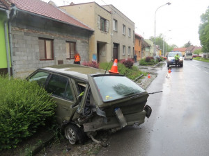 Řidič škodovky ladil rádio a přehlédl stojící auto u krajnice. Došlo ke srážce, při které byl nabouraný řidič zraněn