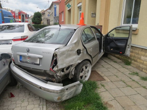 FOTO: Řidič jel příliš rychle. Po smyku narazil do dvou domů a auta