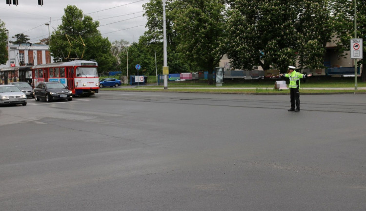 FOTO: Policisté v Olomouci soutěžili o titul Regulovčík 2019. Řídili provoz u Envelopy