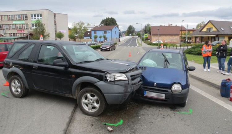 Řidička nedala přednost autu na hlavní silnici. Škoda přesáhla sto tisíc korun