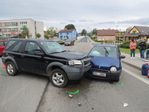 Řidička nedala přednost autu na hlavní silnici. Škoda přesáhla sto tisíc korun