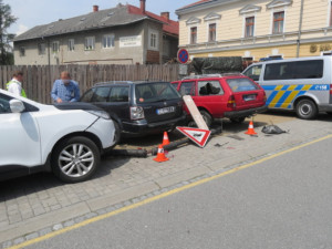 Řidič nezvládl průjezd zatáčkou. Narazil do auta a lampy, která poškodila další vůz