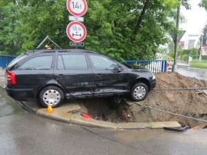 Řidička nedala při odbočování přednost. Po nehodě skončilo odmrštěné auto ve výkopu.