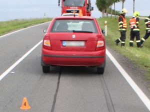 Mladá řidička nedodržela bezpečnou vzdálenost. Při nehodě se zranila řidička druhého auta