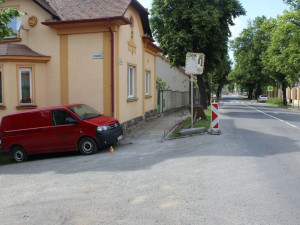 Řidič špatně zabrzdil dodávku, která se rozjela z kopce a vyvrátila dopravní značku