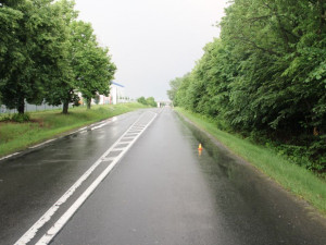 Policie pátrá po řidiči, který při předjíždění srazil cyklistku a z místa nehody ujel