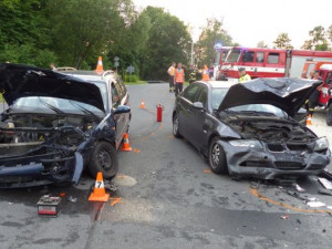 FOTO: Senior nedal přednost autu na hlavní silnici. On i spolujezdkyně skončili v nemocnici