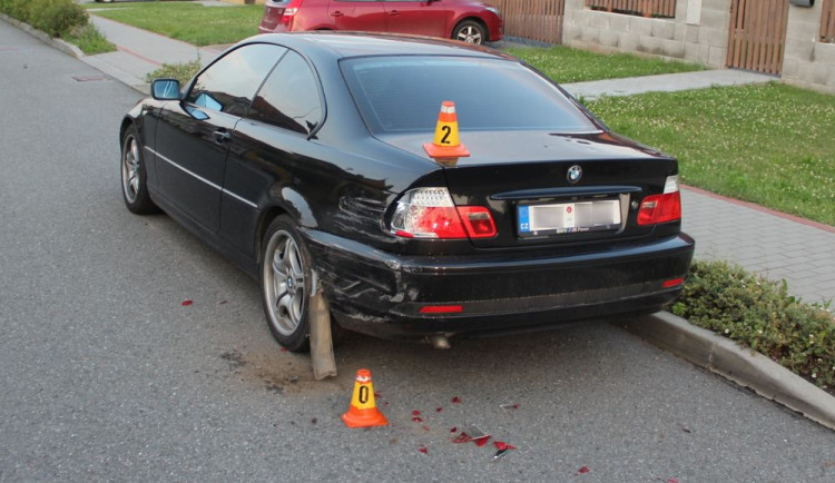 Muž si od známého půjčil auto a naboural s ním zaparkované BMW. Z místa nehody ujel