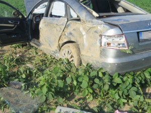 Opilý cizinec přetočil auto několikrát přes střechu. On i spolujezdec jsou zranění