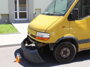 Muž bez řidičáku narazil dodávkou do zaparkovaného auta. Hrozí mu vězení