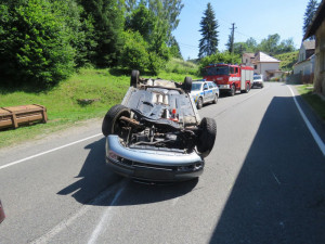 FOTO: Řidička narazila do betonové zídky a auto přetočila na střechu