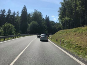 Na Červenohorském sedle zemřel mladý motorkář. Nepřežil náraz do svodidel