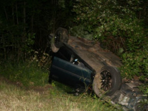 Osmnáctiletý mladík se chtěl vyhnout střetu se zvěří. Auto přetočil na střechu