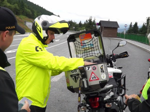 VIDEO: Policisté v neděli obsadili Červenohorské sedlo. Jen za odpoledne rozdali téměř dvacet pokut