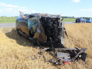 Auto skončilo po bočním střetu s jiným autem po kotrmelcích v poli