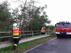 AKTUÁLNĚ: Silné bouřky zasáhly jih kraje. Hasiči hlásí 25 zásahů