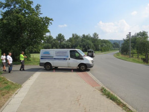 Cyklistka narazila do dodávky, která vjela na cyklostezku. Žena skončila v nemocnici