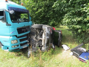 Řidič vjel před rozjetý kamion. On i jeho tři spolujezdci skončili v nemocnici