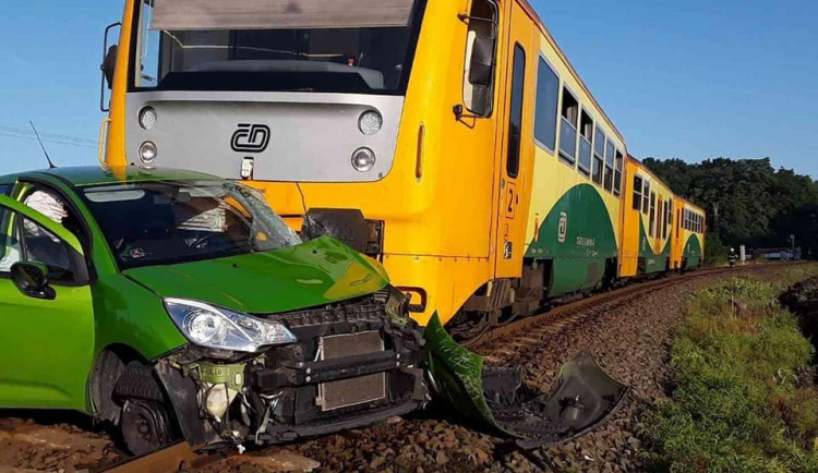 FOTO: Na přejezdu u Olomouce se srazil vlak s autem, zranily se dvě ženy