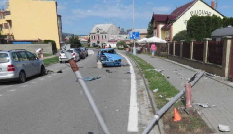 Opilý senior narazil do sloupu veřejného osvětlení. Zranil se a přišel o řidičský průkaz