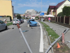 Opilý senior narazil do sloupu veřejného osvětlení. Zranil se a přišel o řidičský průkaz