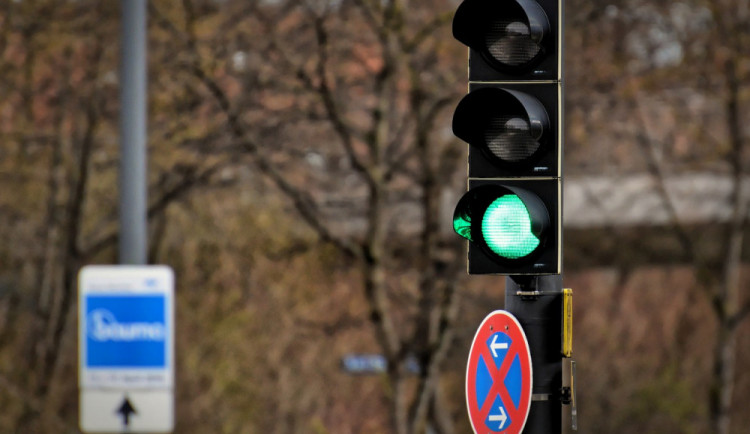 Řidič přehlédl přecházejícího chodce a srazil ho. Senior skončil v nemocnici