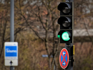 Řidič přehlédl přecházejícího chodce a srazil ho. Senior skončil v nemocnici