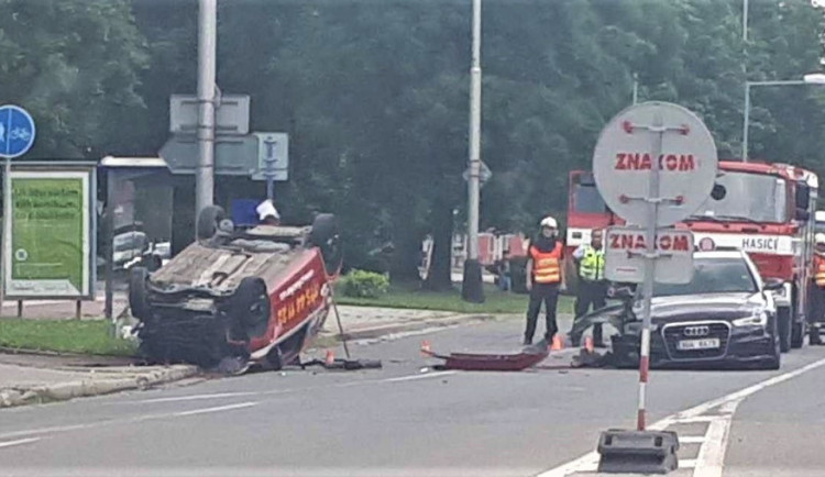 AKTUALIZOVÁNO: Při nehodě dvou osobních aut zůstala v havarovaném autě zaklíněná osoba