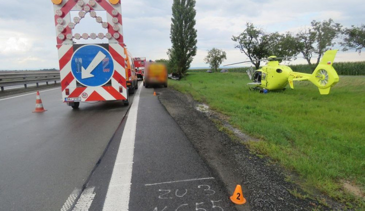 Řidič vyletěl s autem z dálnice. Zranili se tři dospělí a dvě děti