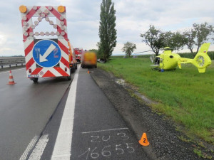 Řidič vyletěl s autem z dálnice. Zranili se tři dospělí a dvě děti