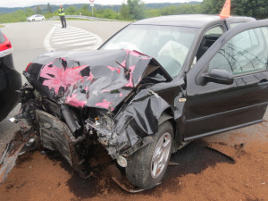 Nehoda dvou aut si vyžádala zranění šesti osob a škodu za sto osmdesát tisíc