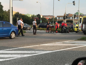 FOTO: Řidička na Velkomoravské ulici srazila při odbočování motorkáře. Je zraněný