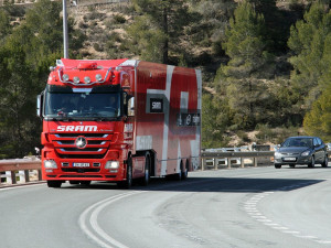 Kamioňák jel na kartu jiného řidiče, hrozí mu až tři roky ve vězení