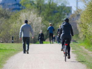 Policisté chytili v sobotu dvakrát po sobě namol opilou cyklistku. Vypila prý 4 litry vína a 14 piv