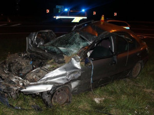 Muž na pervitinu havaroval na kruhovém objezdu u Globusu. Policie ho našla o tři hodiny později na dálnici