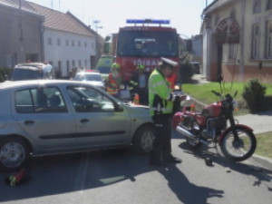 Muž vyjížděl ze dvora na silnici a přehlédl motorkáře. Ten skončil se zraněním v nemocnici