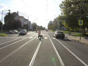 Policie pátrá po řidiči, který nedal přednost tramvaji. V té se po pádu zranil senior