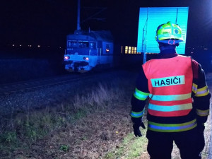 V neděli nad ránem srazil vlak muže, nehodu vyšetřuje policie