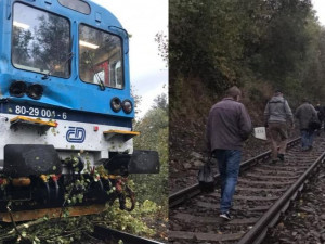 FOTO: Rychlík, ve kterém bylo přes třicet cestujících, narazil do sedmi popadaných stromů