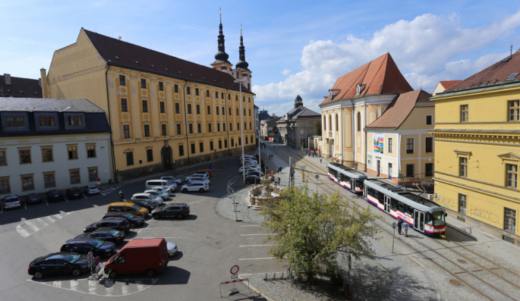 Průzkum ukázal, že většina lidí by byla pro náměstí Republiky bez parkoviště