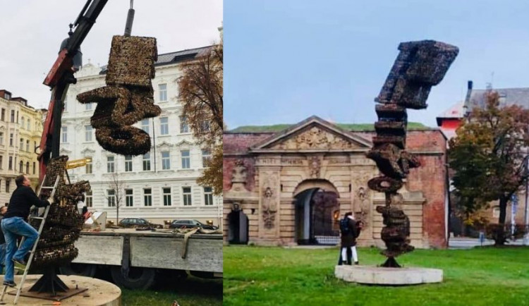 FOTO: Palachovo náměstí v Olomouci nově zdobí socha s názvem Revoluce