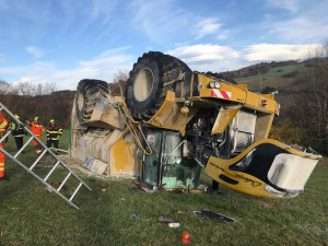 FOTO: U převráceného zemědělského stroje zasahovali hasiči s tankem