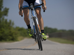 Cyklista při jízdě zavadil o vodítko a udeřil majitelku psa pěstí